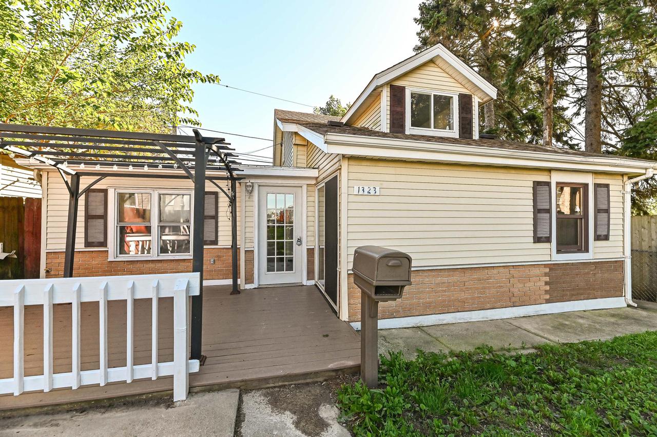 1323 Ohio St, Racine, WI 53405