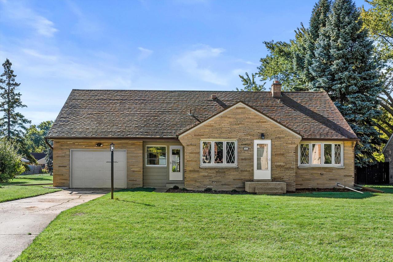 7921 W Whitaker Ave, Greenfield, WI 53220