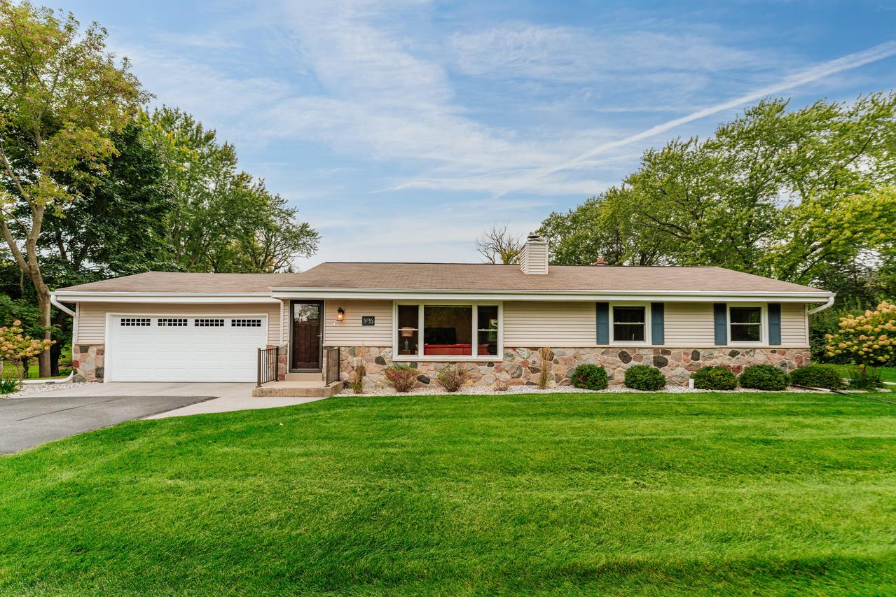 3035 Pilgrim Rd, Brookfield, WI 53005