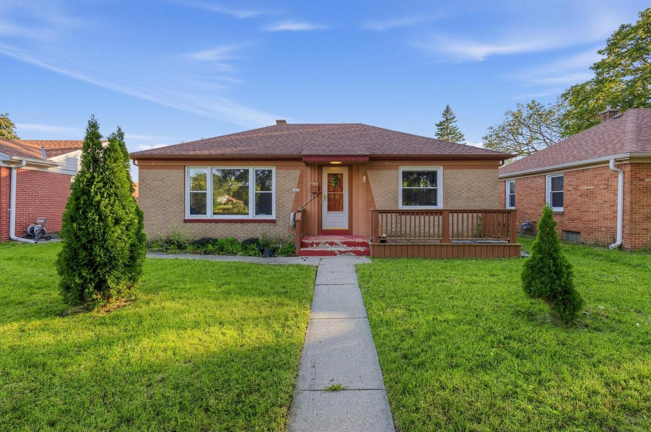 5425 W Lincoln Creek, Milwaukee, WI 53218