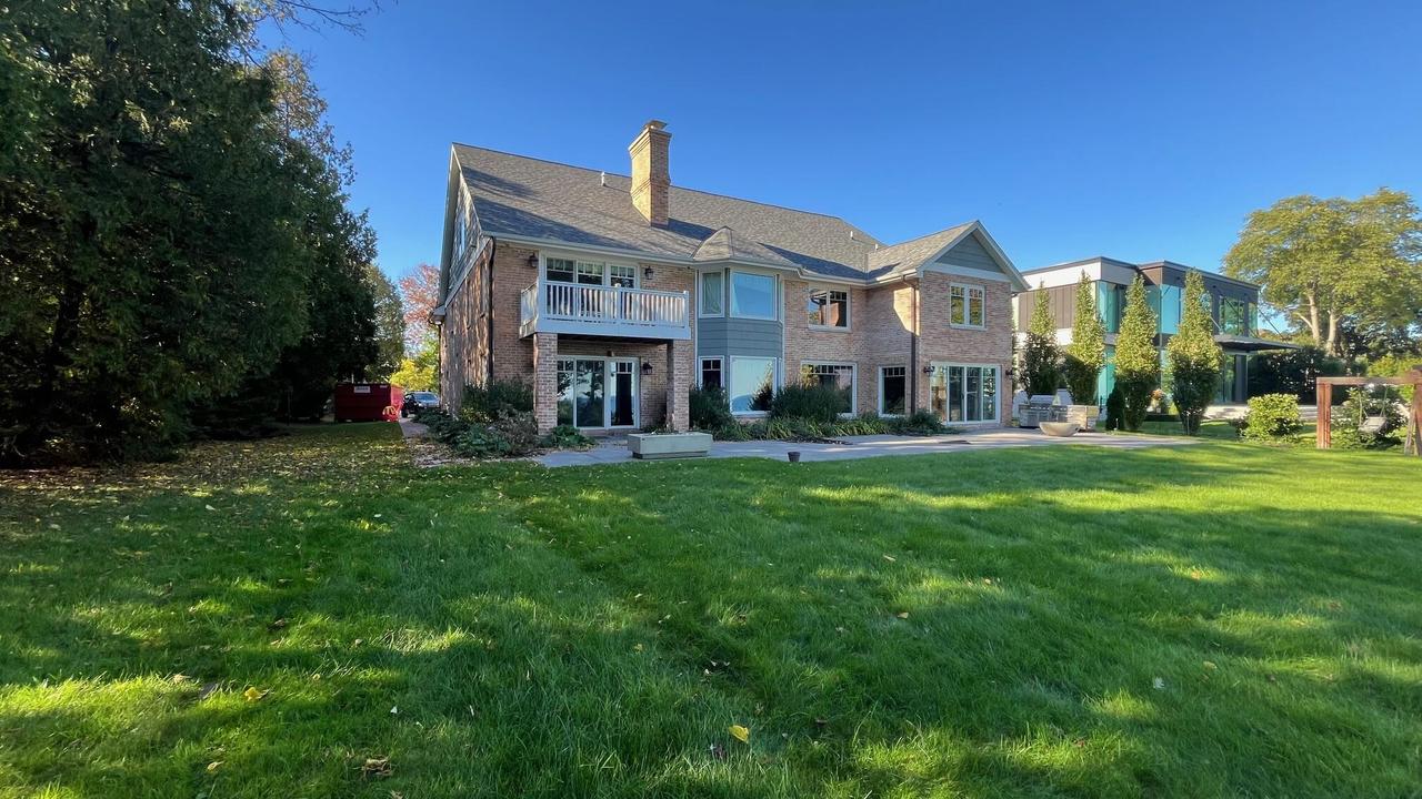 6942 N Barnett Ln, Fox Point, WI 53217
