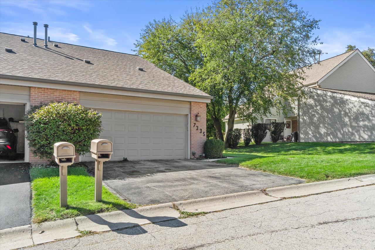 7335 S Delaine Dr, Oak Creek, WI 53154