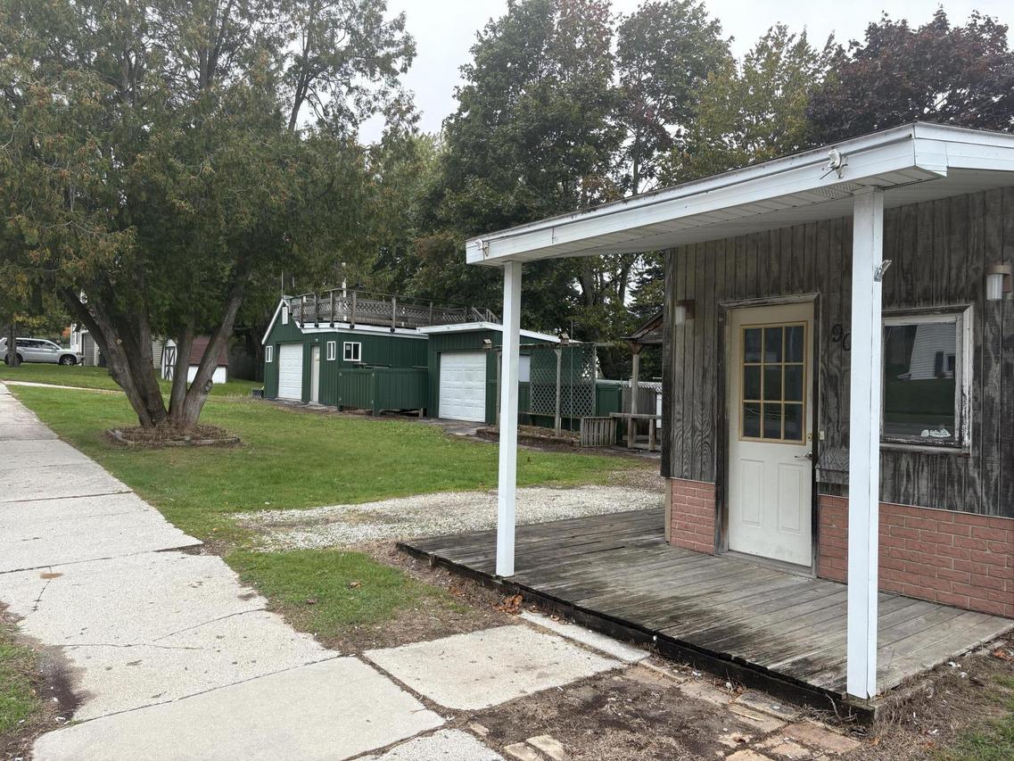 904 Dewey St, Manitowoc, WI 54220