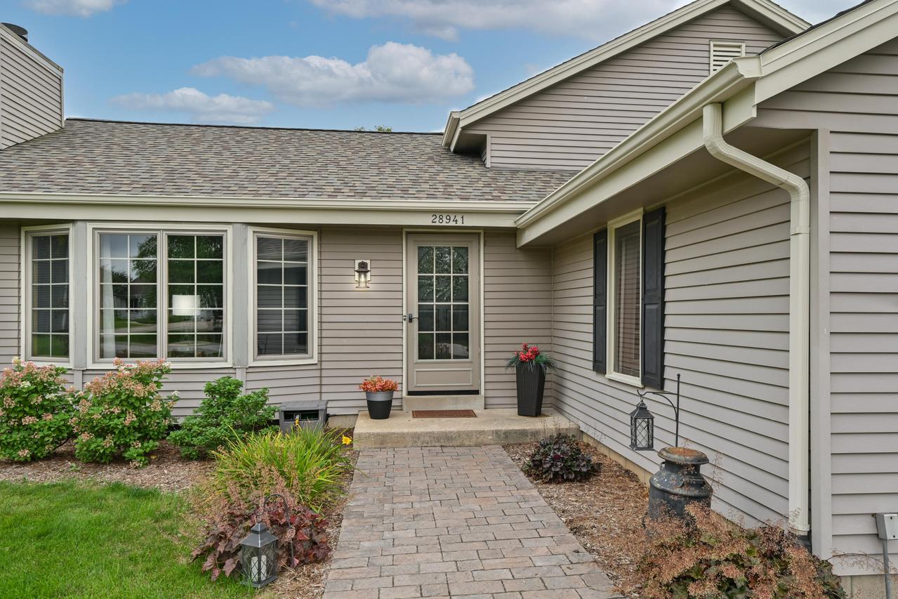 28941 Golden Cir, Waterford, WI 53185