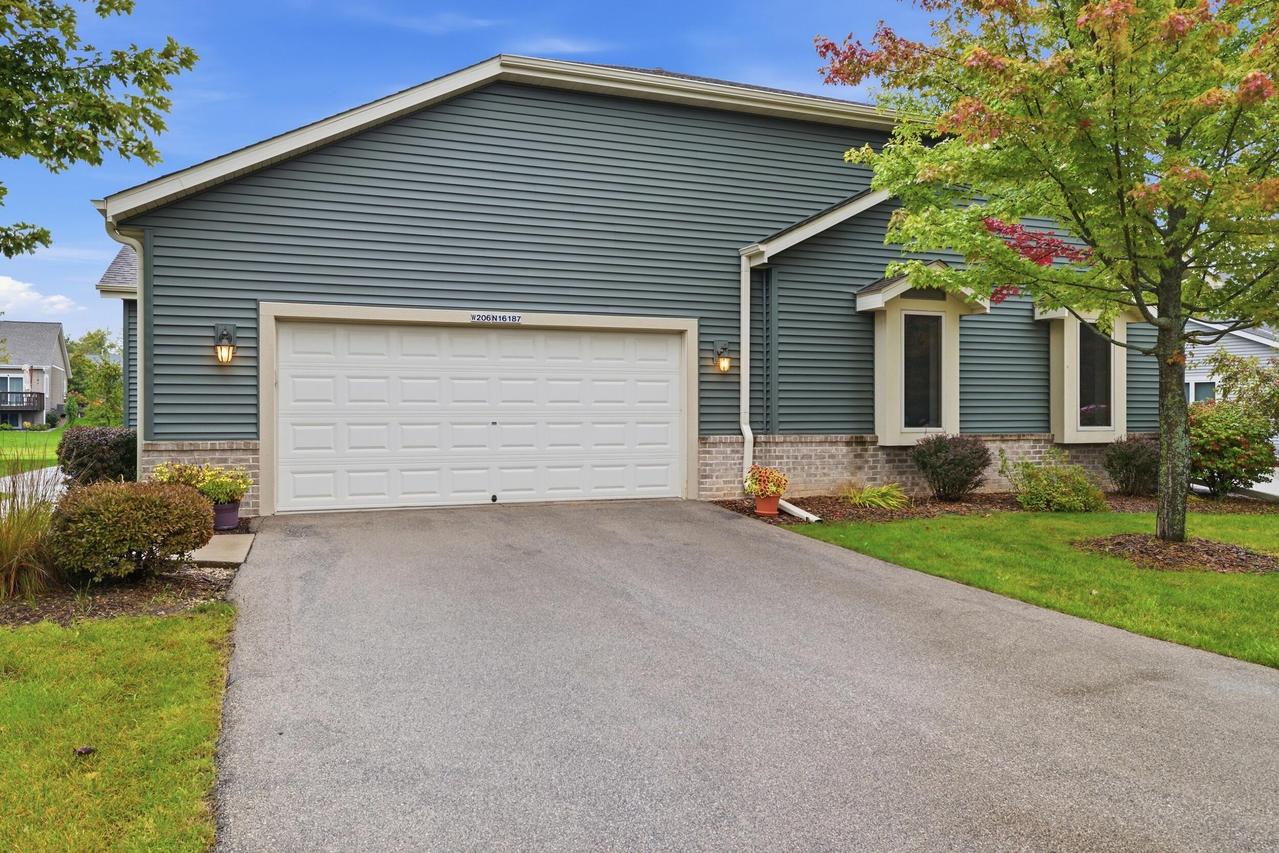 W206N16187 Stonebrook Dr, Jackson, WI 53037