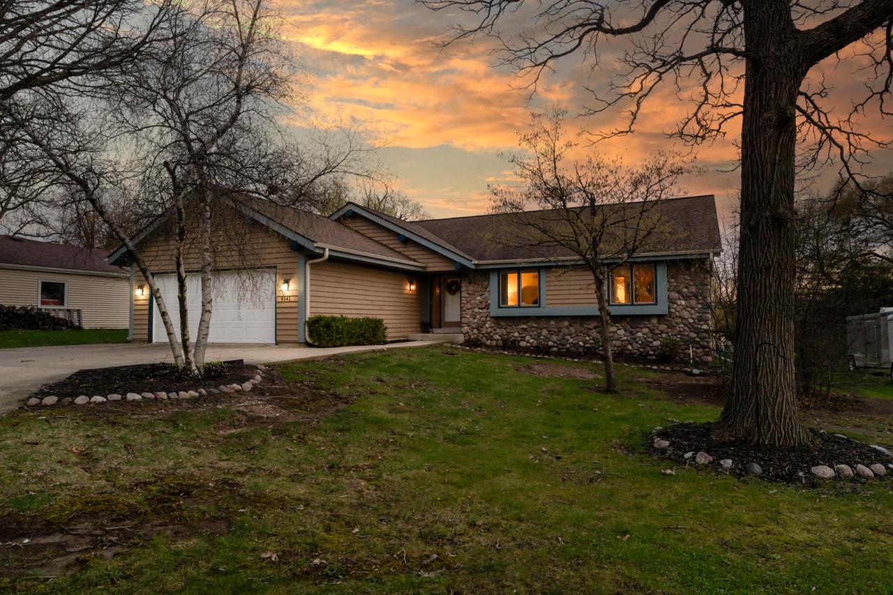 9541 W Ruby Ave, Wauwatosa, WI 53225