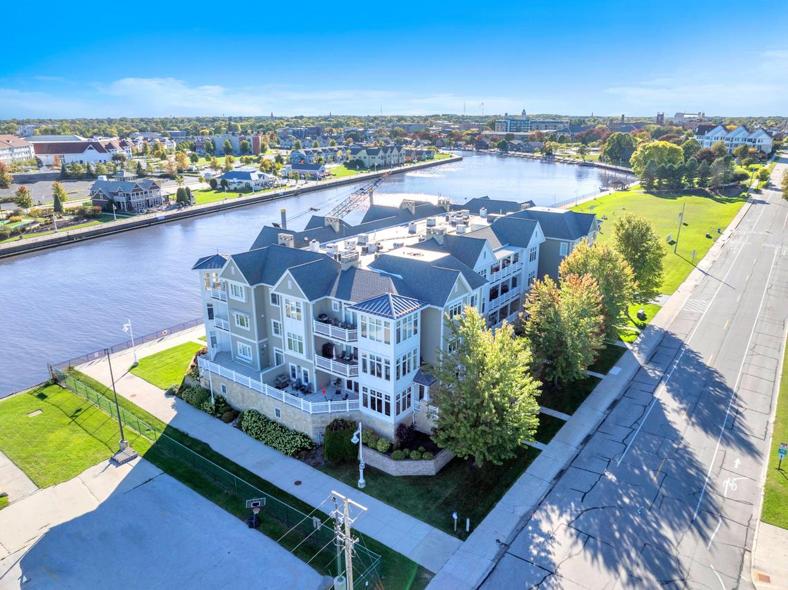303 Pennsylvania Ave #203, Sheboygan, WI 53081