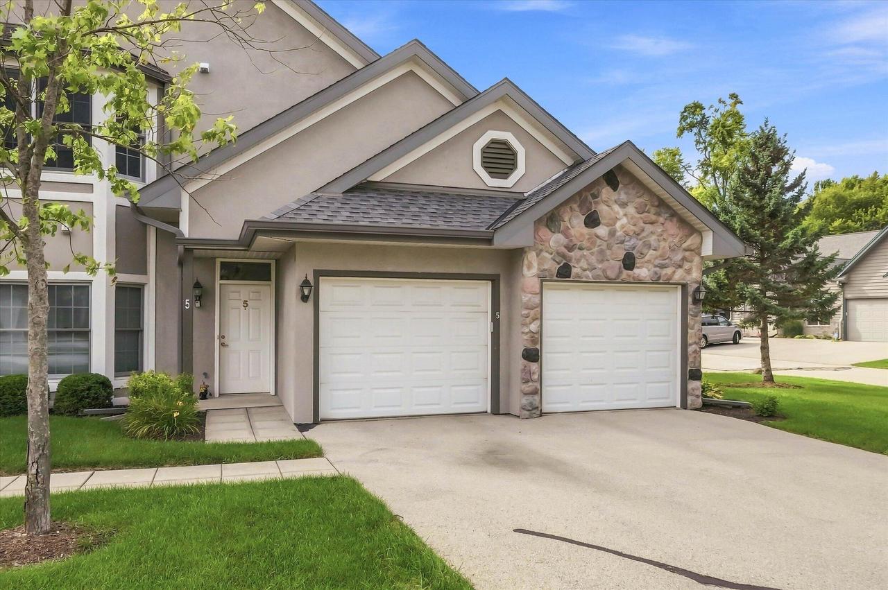N30W23082 Pineview Way #5, Pewaukee, WI 53072