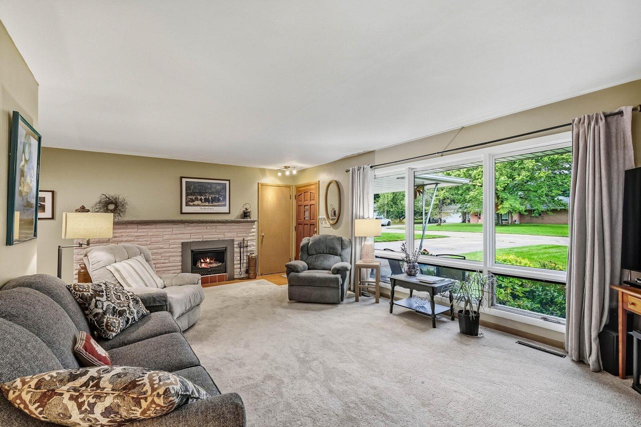219 Heidel Rd, Thiensville, WI 53092