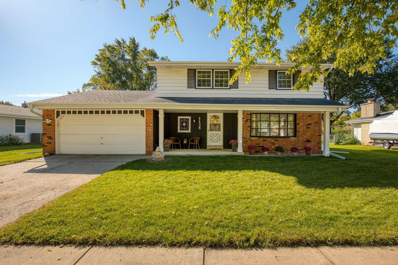 1135 Wisteria Ln, Waukesha, WI 53189