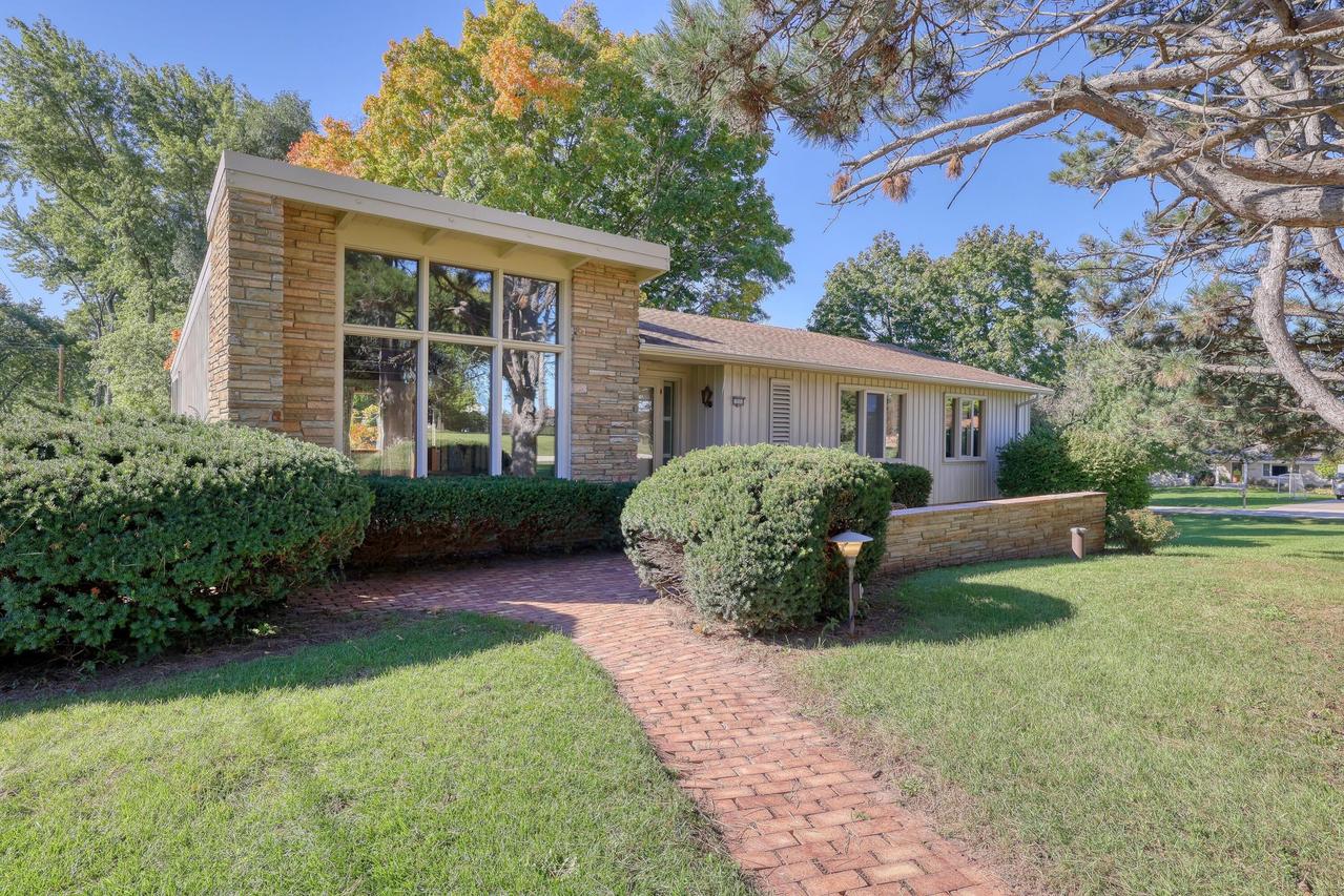 12555 Laurel Ln, Elm Grove, WI 53122