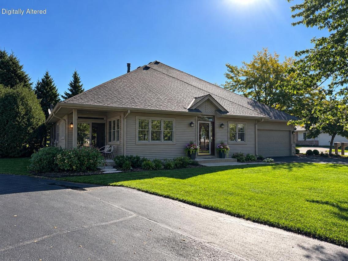 493 Sutherland Cir, Oconomowoc, WI 53066