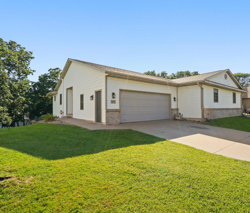 1041 Kristy Ln, Onalaska, WI 54650