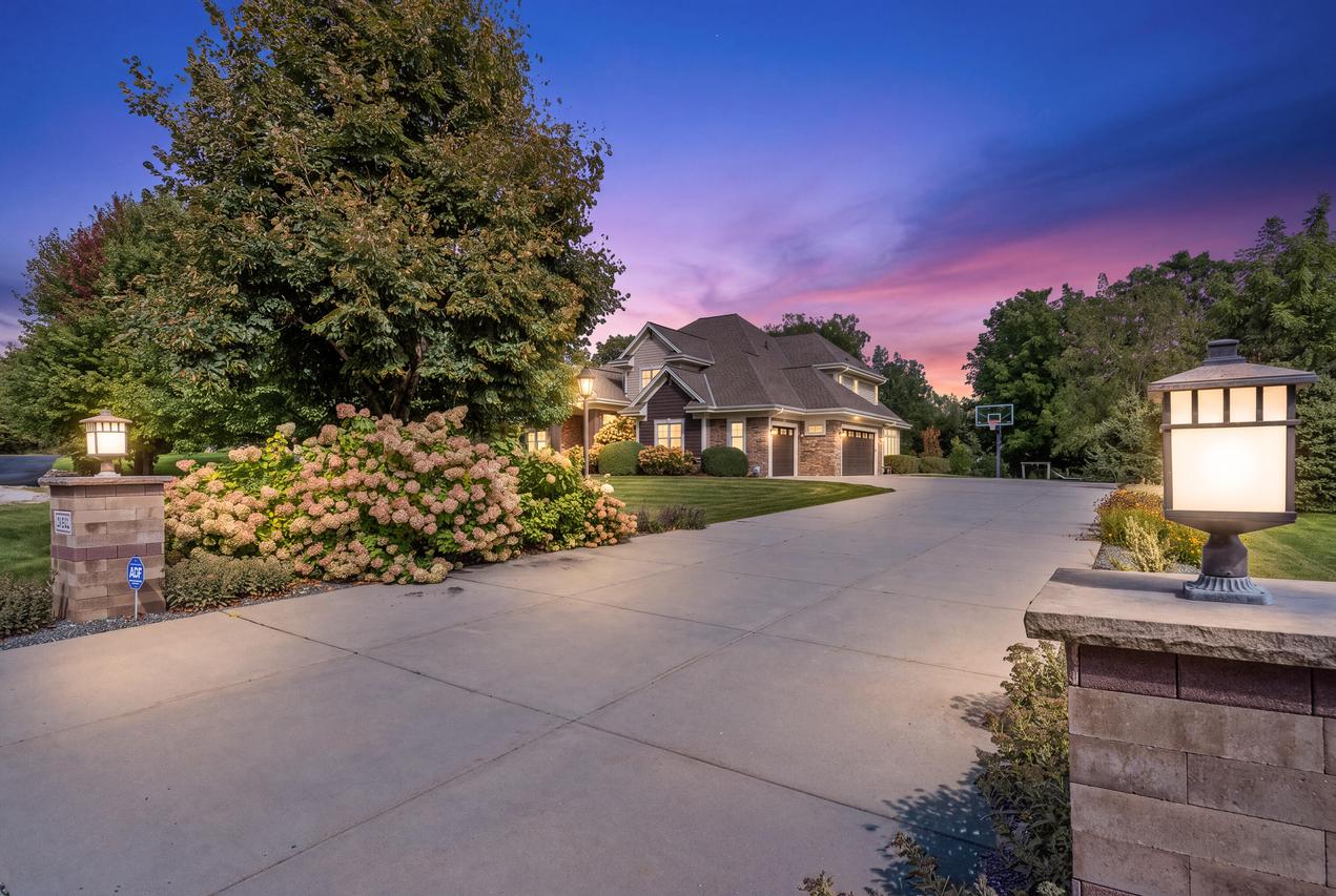 11542 N Creekside Ct, Mequon, WI 53092