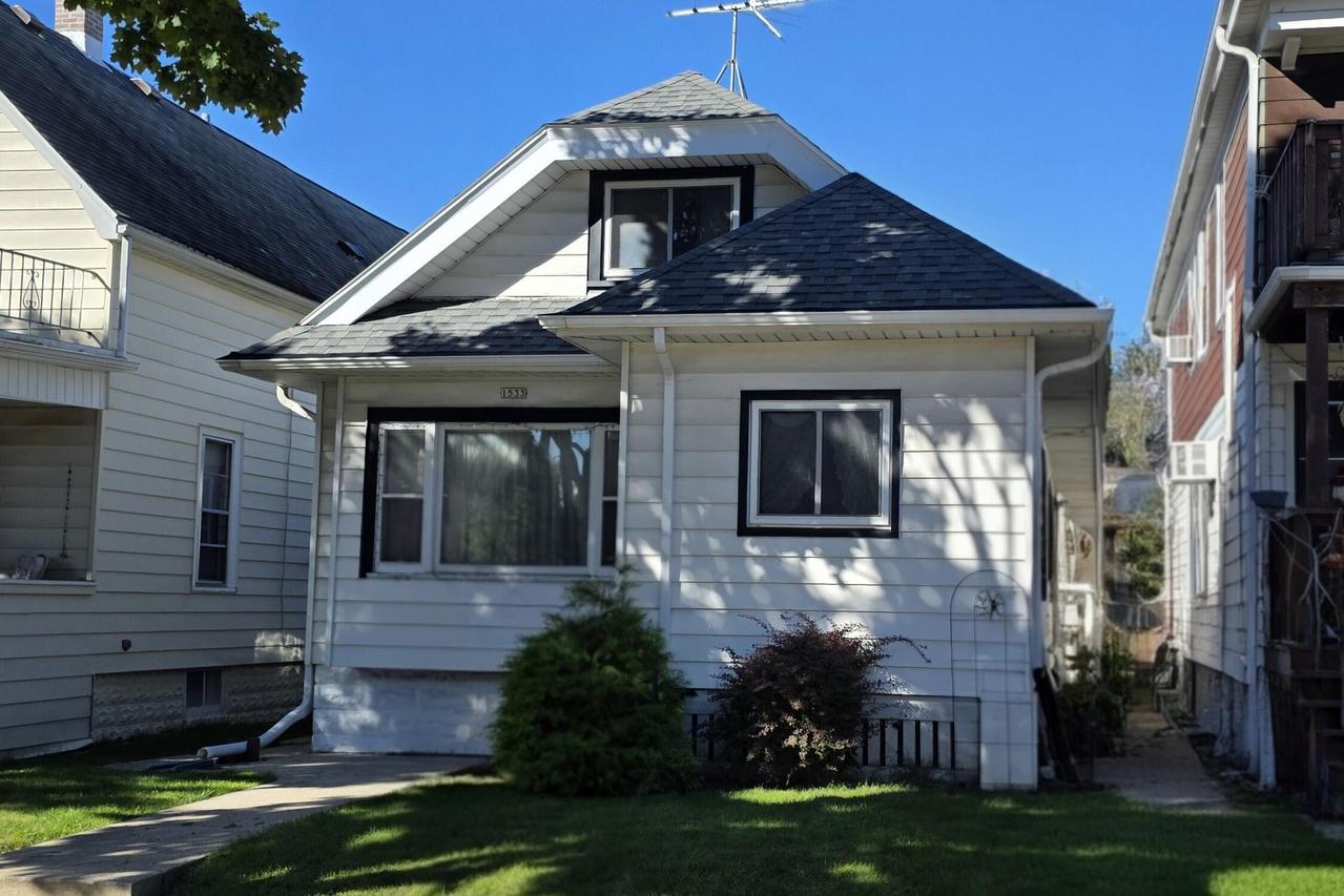 1533 S 72nd St, West Allis, WI 53214