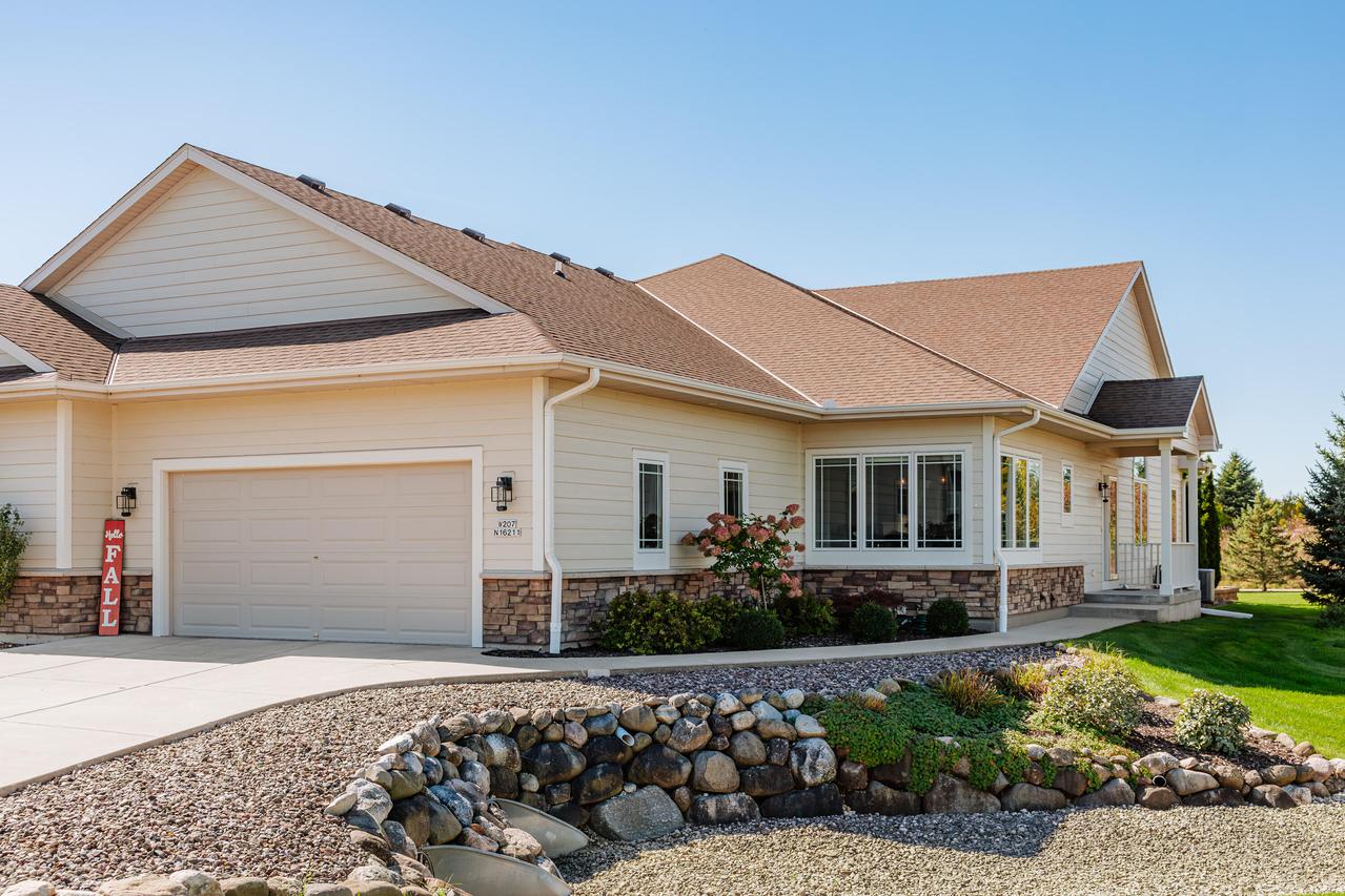 W207N16211 Elliot Dr #17, Jackson, WI 53037