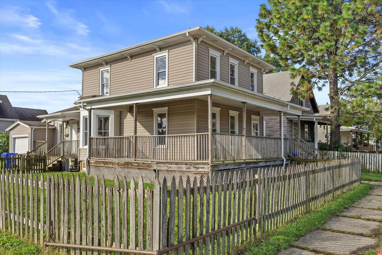 1105 57th St, Kenosha, WI 53140