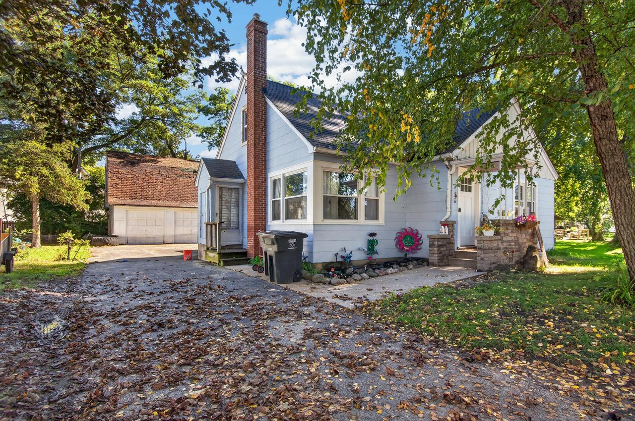 114 S 1st St, Salem Lakes, WI 53170