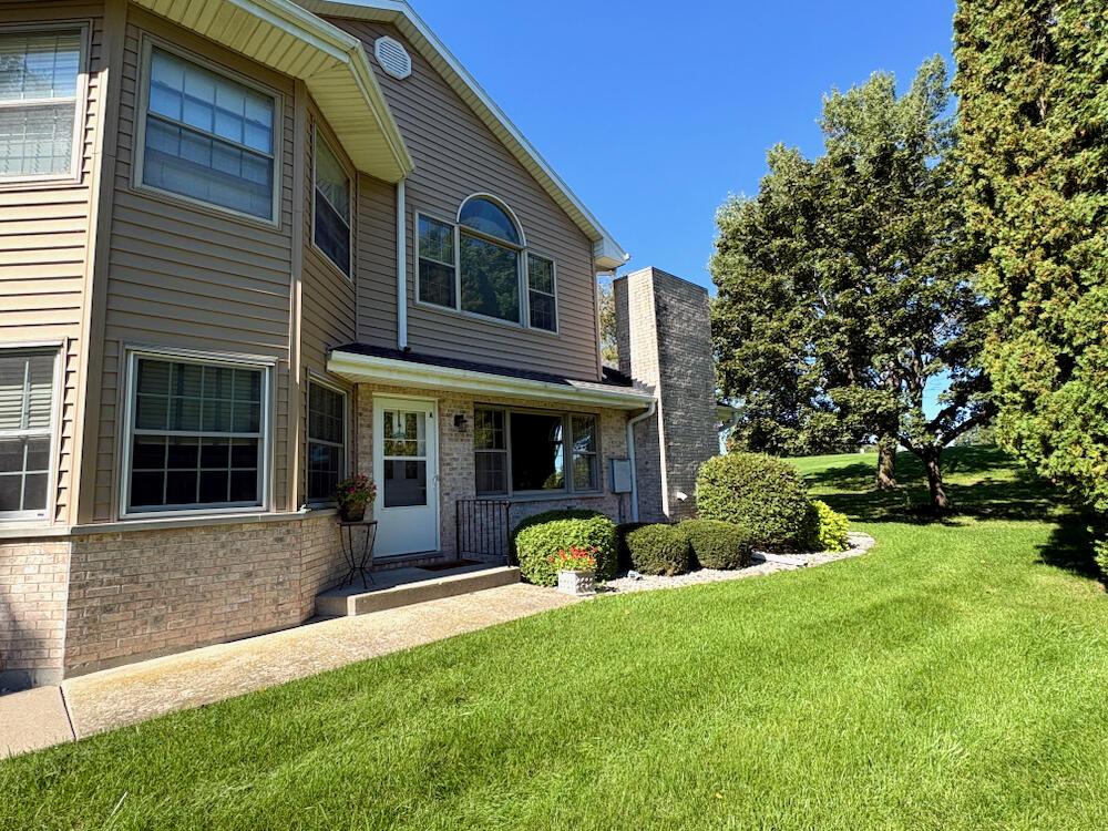 106 Eagle Pointe Dr #A, Delavan, WI 53115