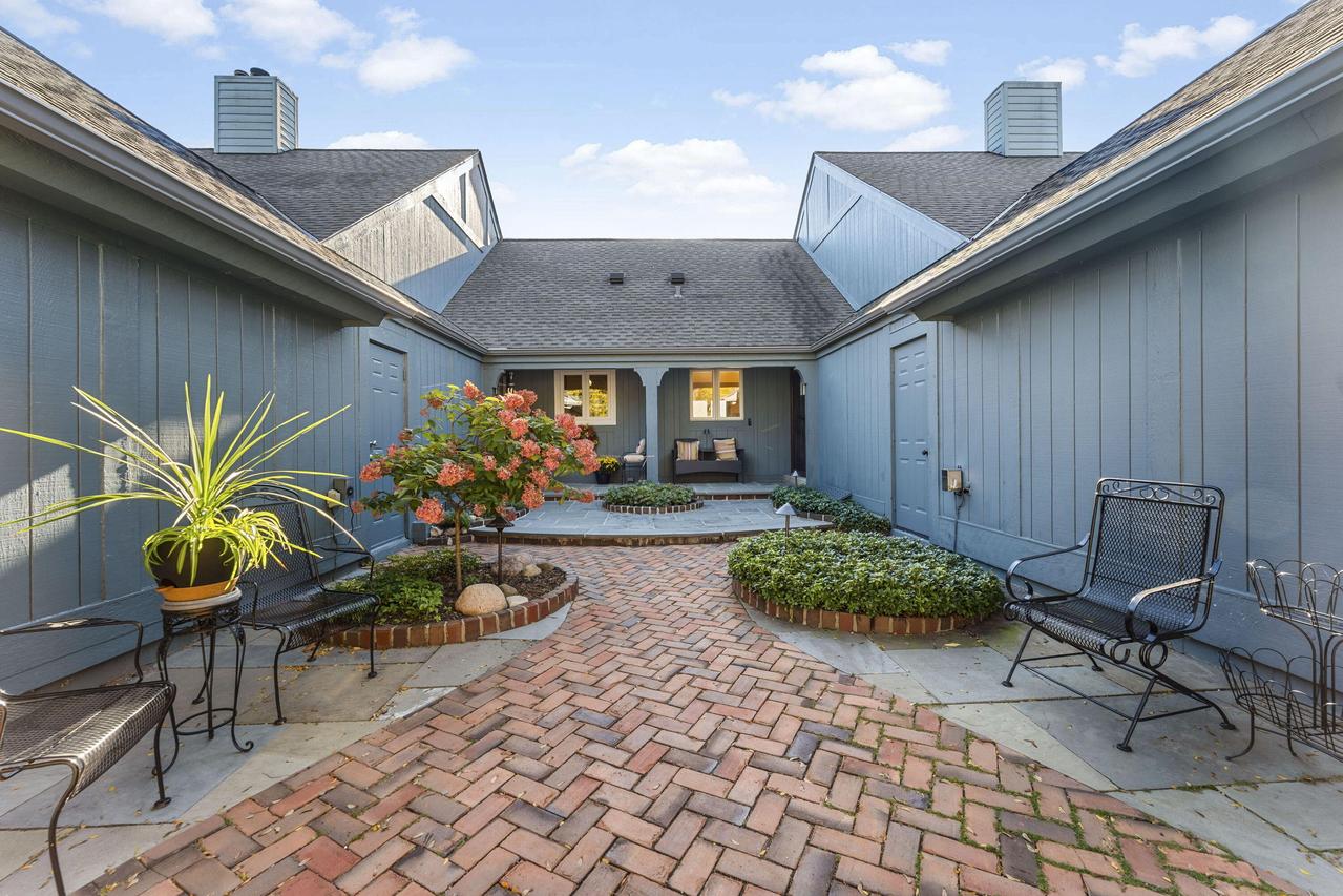 2301 W Dickinson Ct, Mequon, WI 53092
