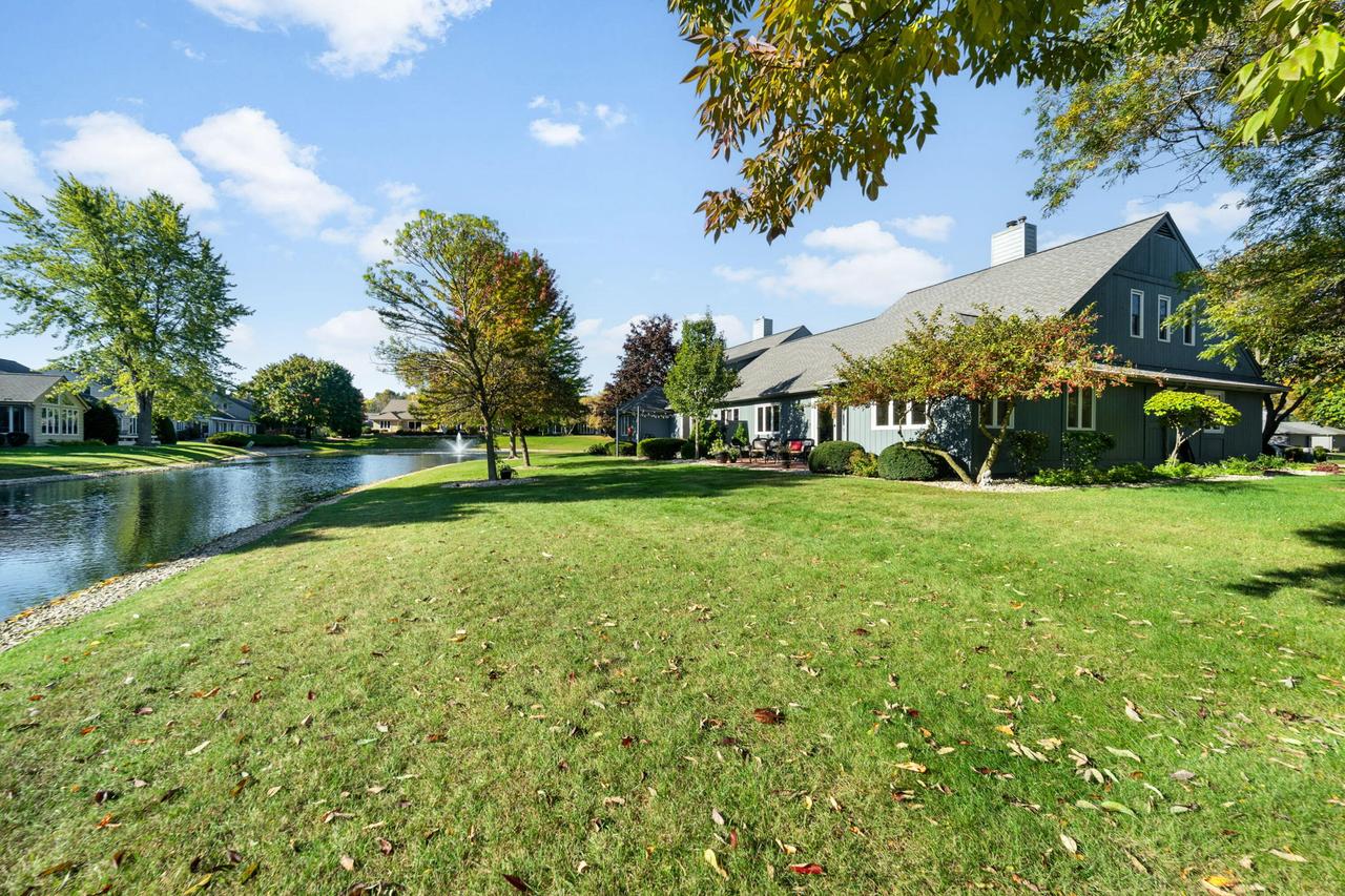 2301 W Dickinson Ct, Mequon, WI 53092