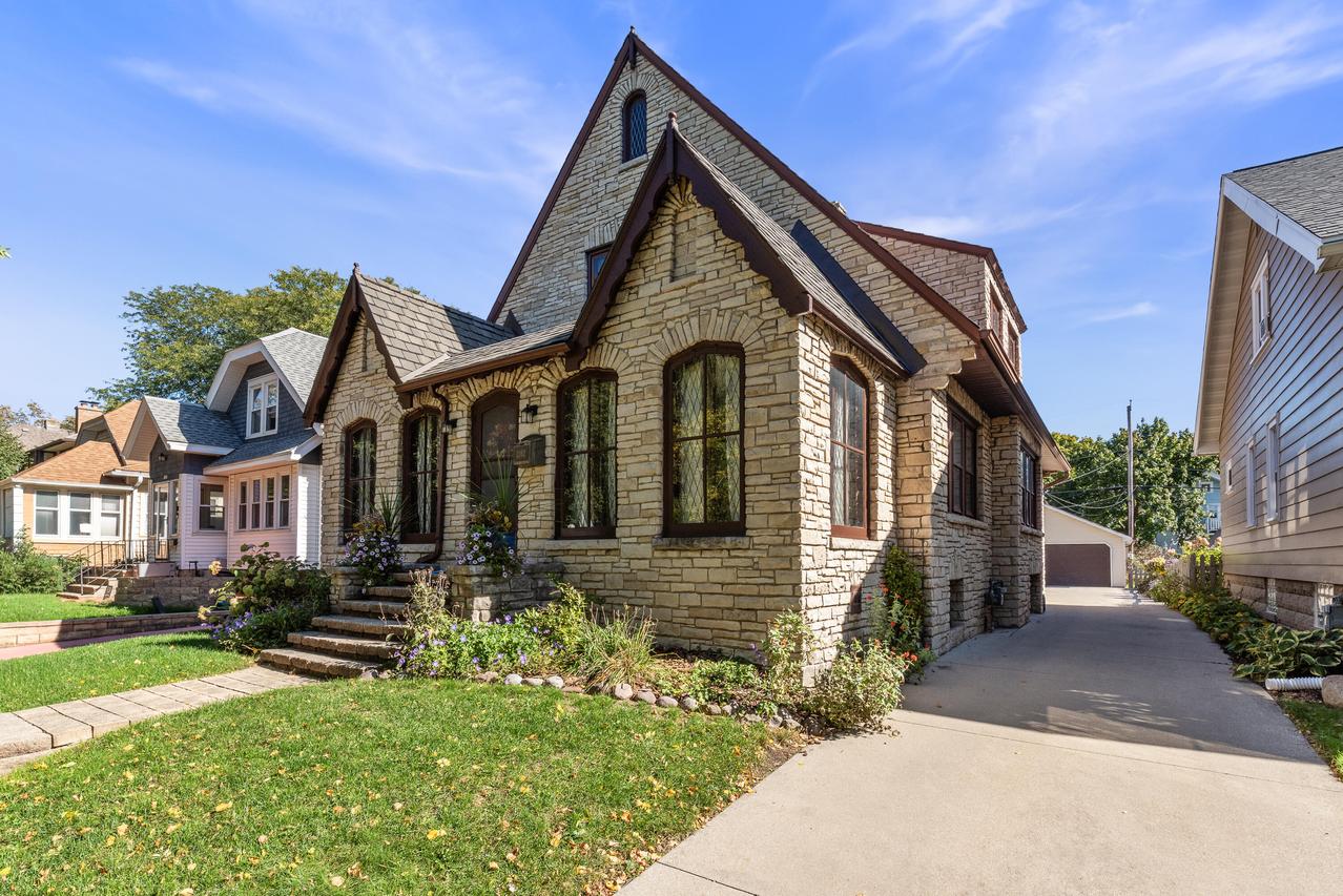 2162 N 66th St #2162A, Wauwatosa, WI 53213