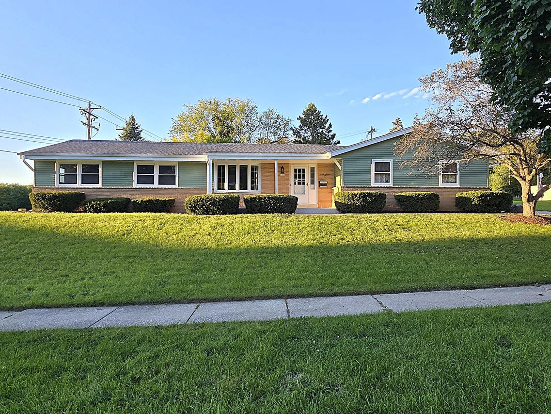 6730 Manchester Dr, Greendale, WI 53129