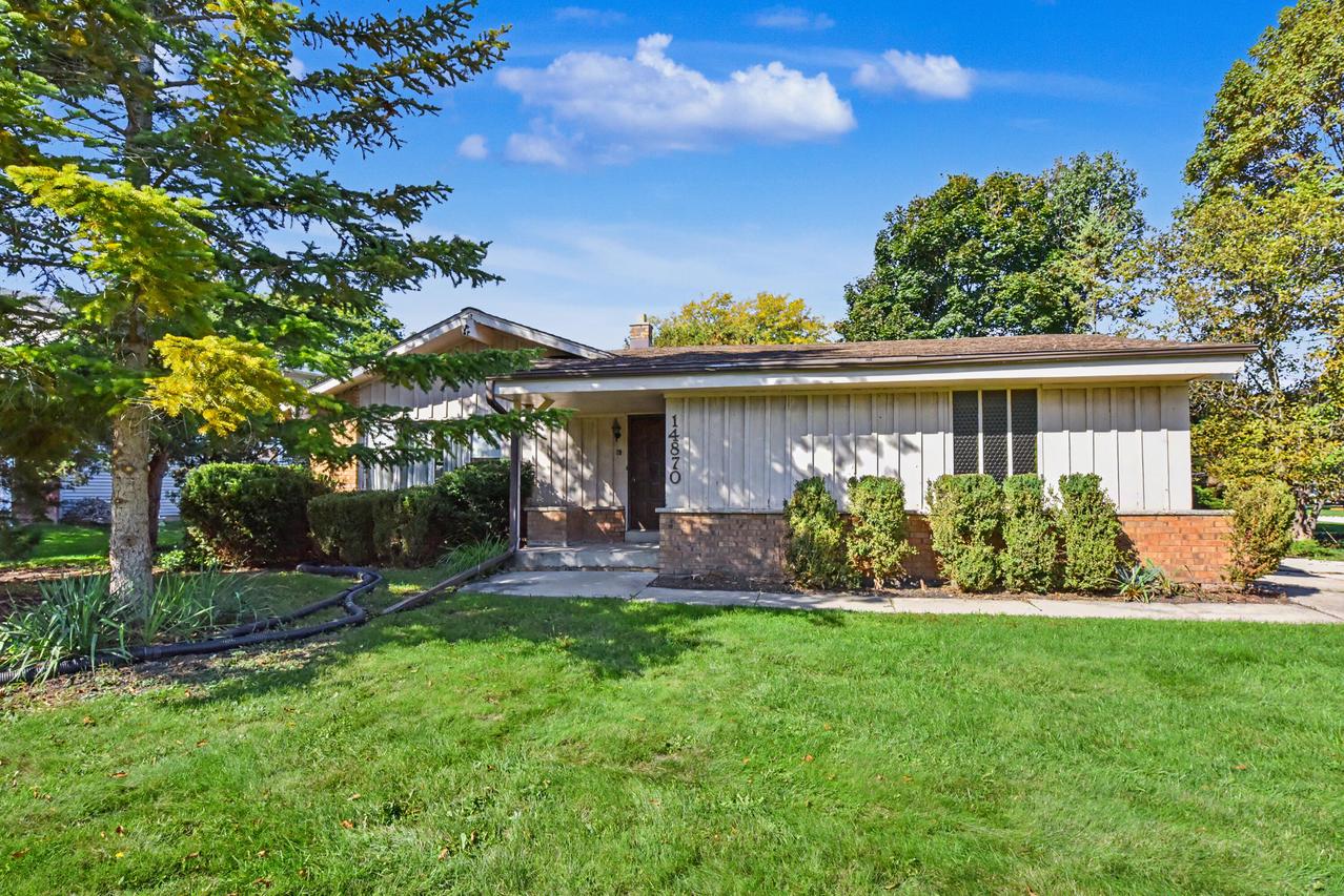 14870 W Kingsway Dr, New Berlin, WI 53151