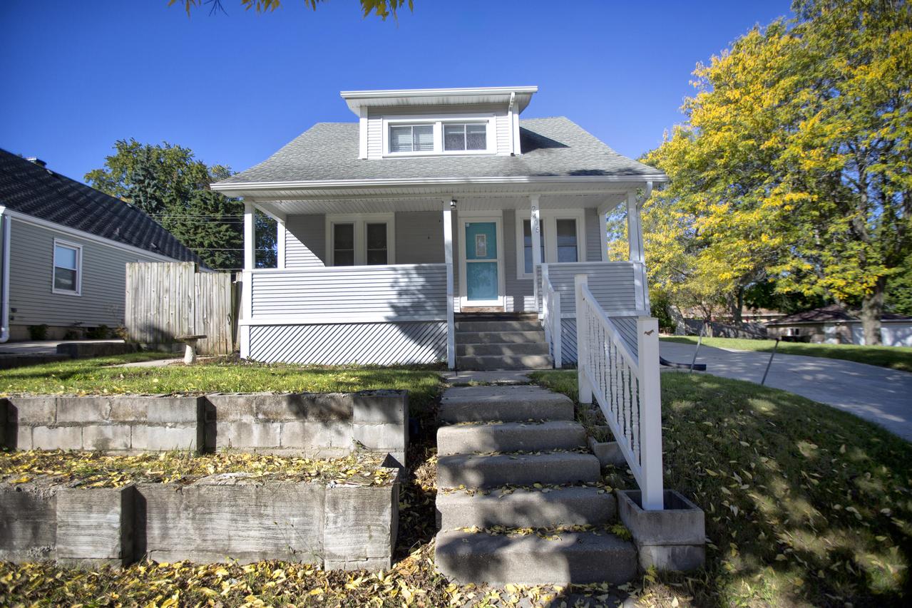 2405 S 92nd St, West Allis, WI 53227