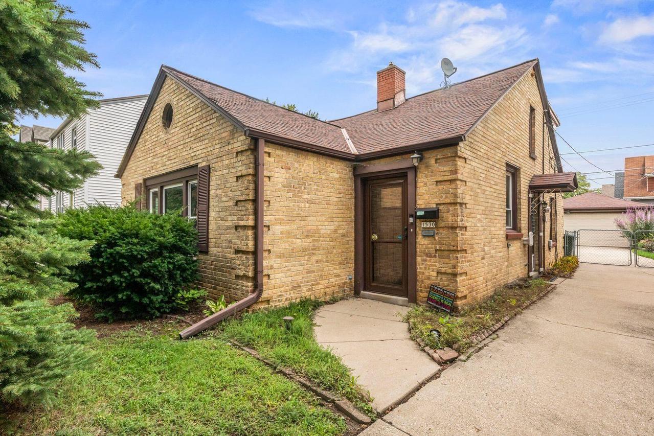 1530 S 90th St, West Allis, WI 53214