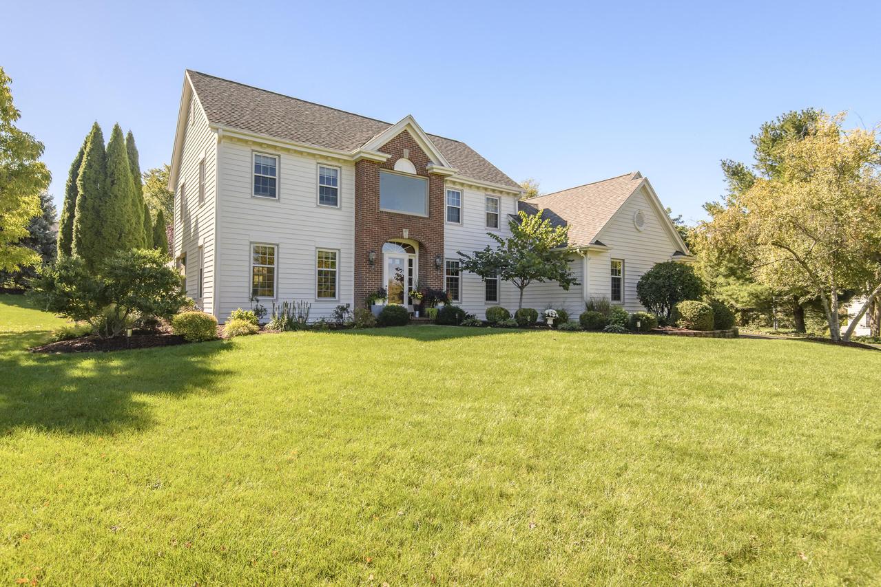 W302N1609 Crooked Creek, Delafield, WI 53072