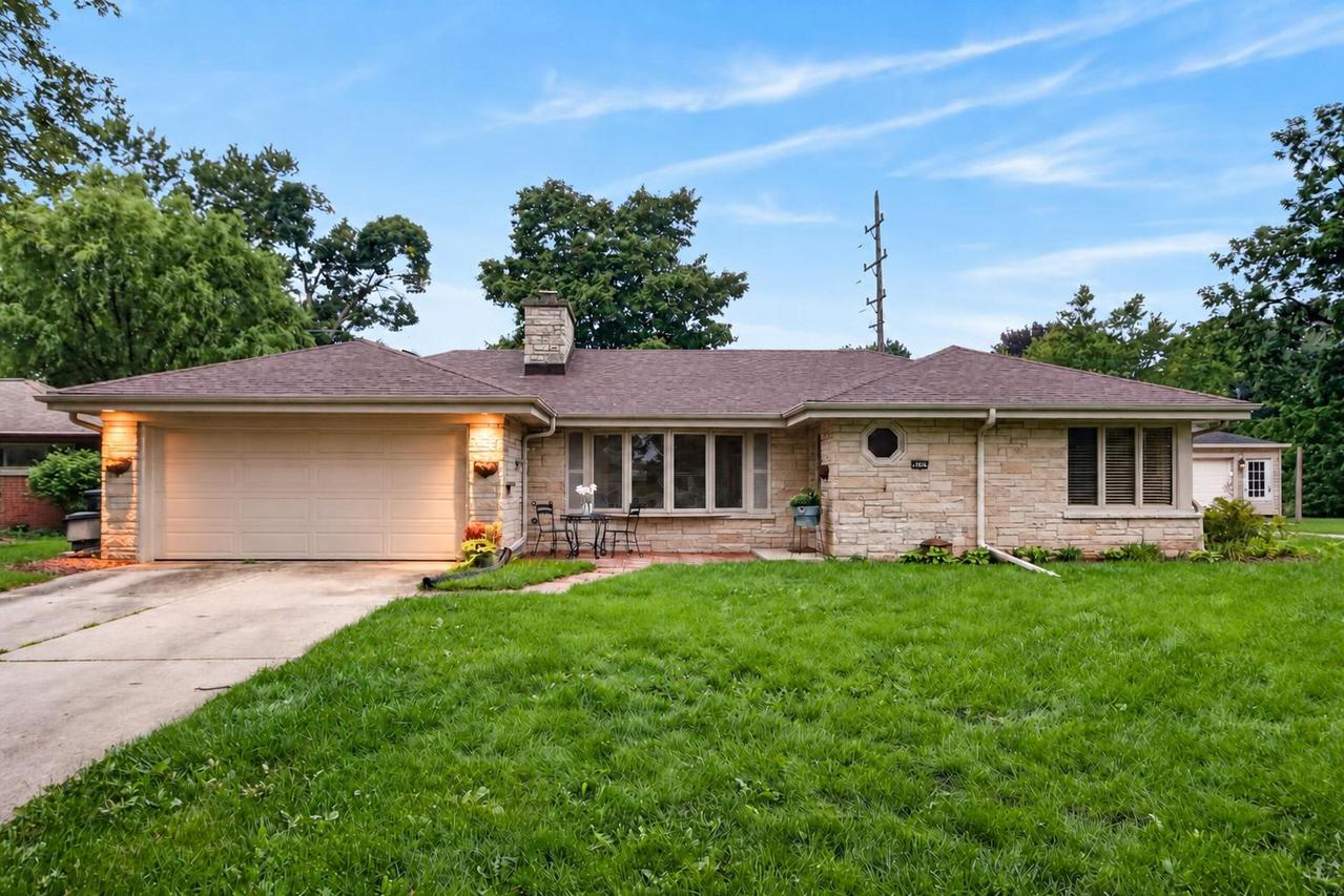2127 Crestview Ct, Wauwatosa, WI 53226