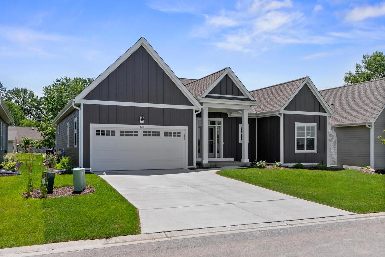 343 Sandy Cir, Pewaukee, WI 53072