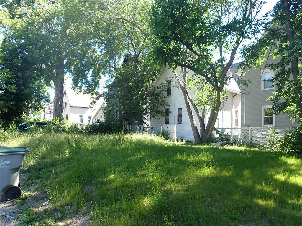 3212 W Vine St., Milwaukee, WI 53208