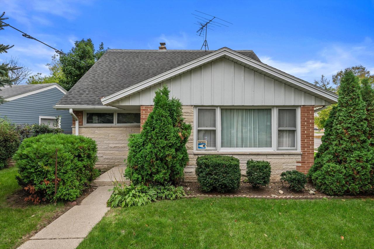 9215 W Swan Cir, Milwaukee, WI 53225