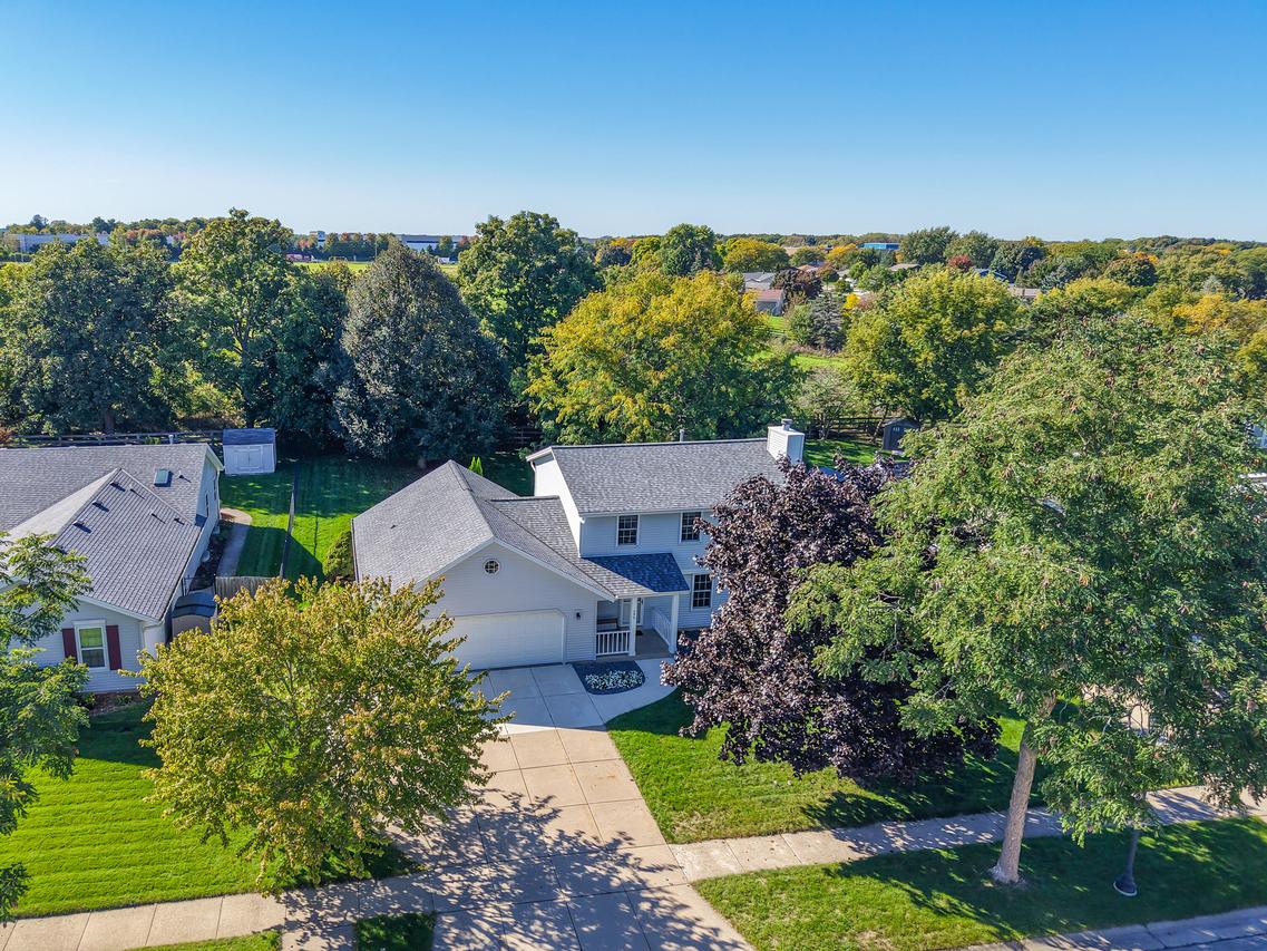 390 E Quail Run, Oak Creek, WI 53154