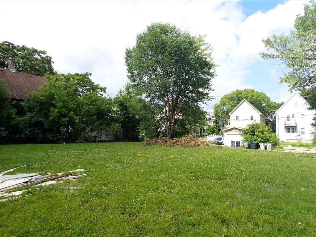 2477 N 38th St, Milwaukee, WI 53210