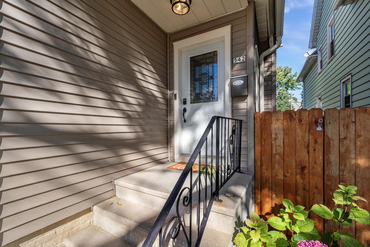 542 E Potter Ave, Milwaukee, WI 53207