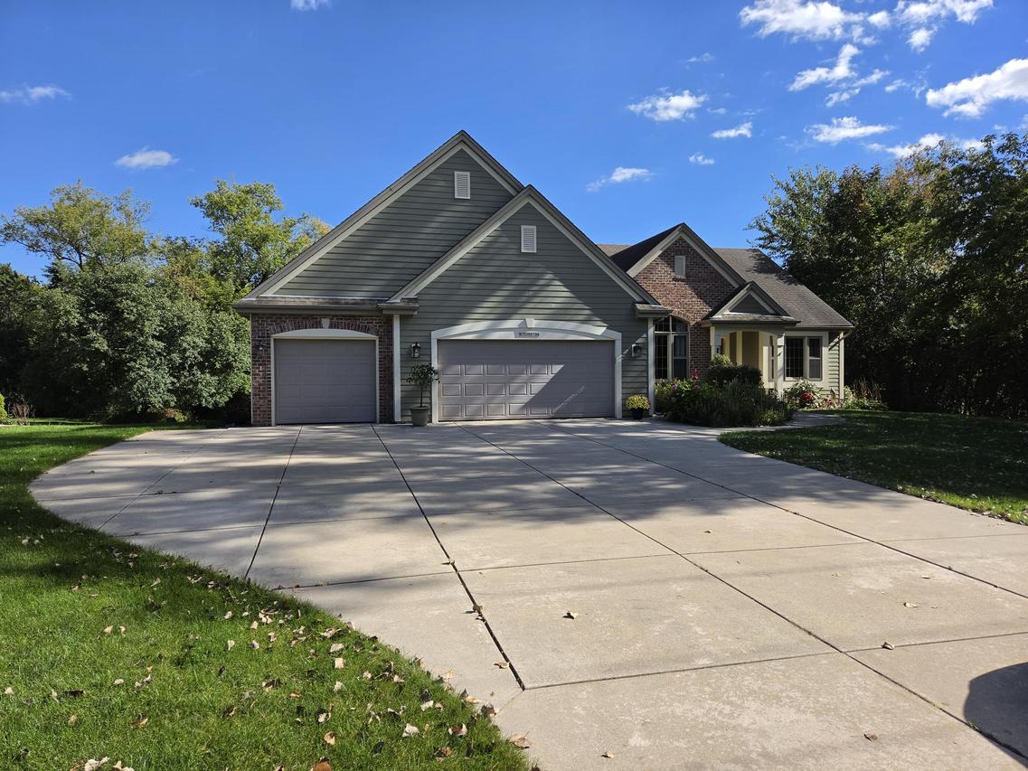 W193S6794 Hillendale Dr, Muskego, WI 53150