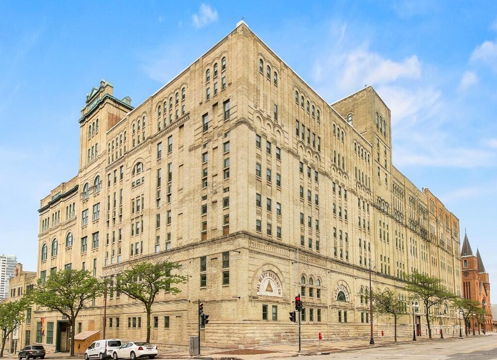 270 E Highland Ave #1047, Milwaukee, WI 53202