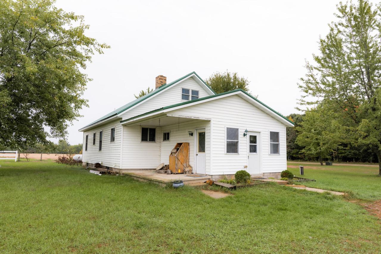 W8686 Cottonville Ave, Dakota, WI 54982