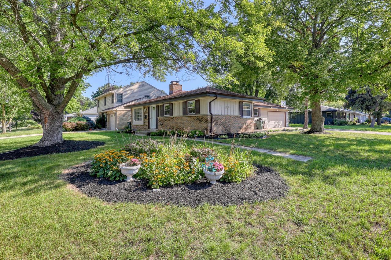 5406 N Shasta Dr, Glendale, WI 53209