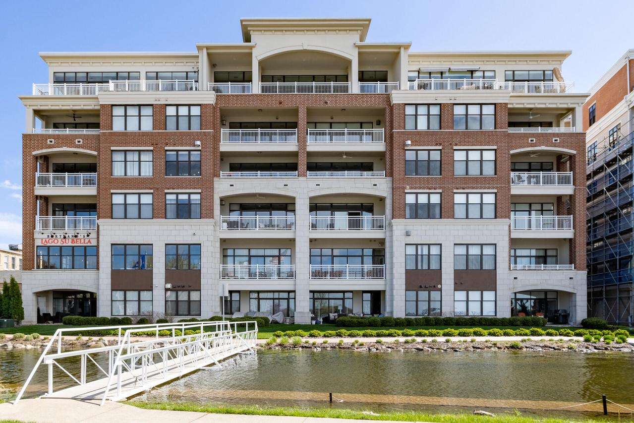 128 W Wisconsin Ave #401, Oconomowoc, WI 53066