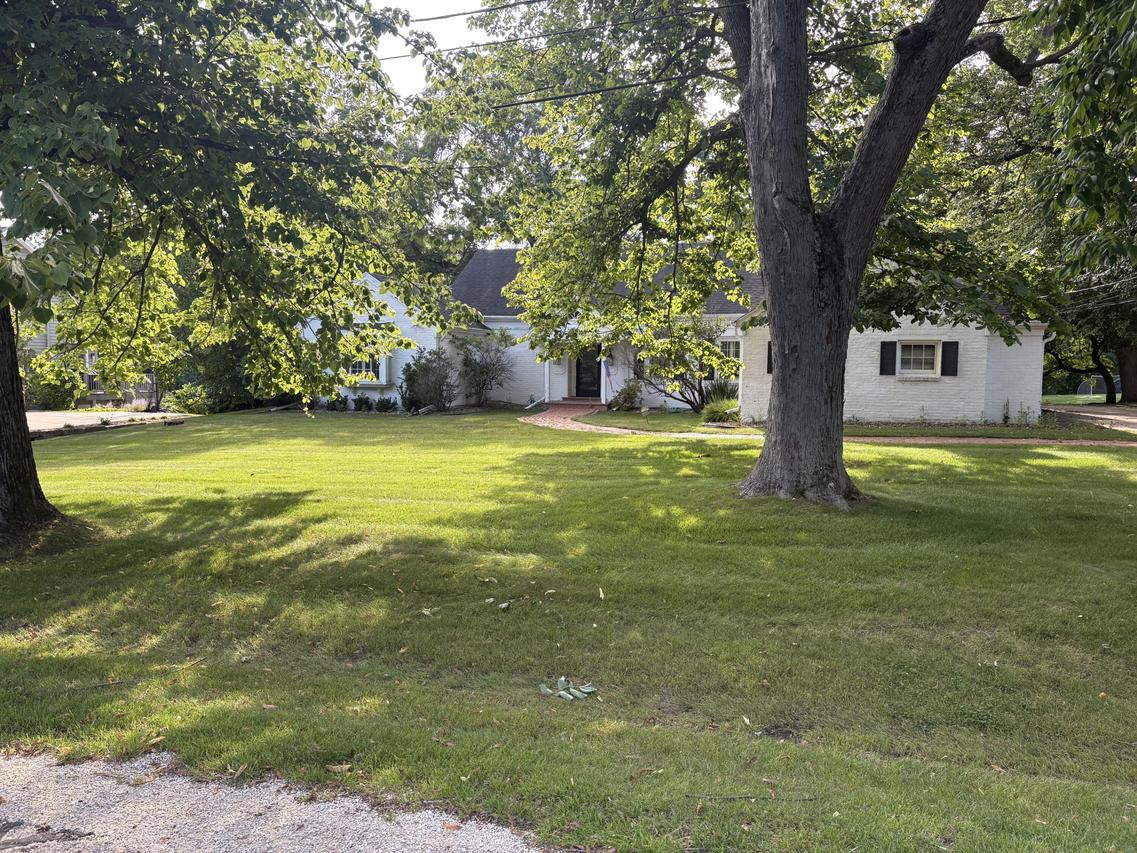 1533 E Goodrich Ln, Fox Point, WI 53217