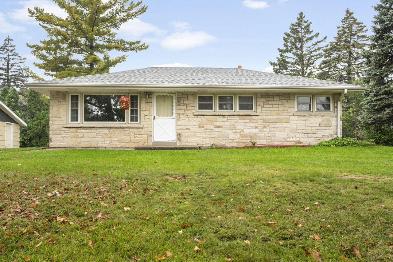 725 S Bobolink Dr, Brookfield, WI 53005