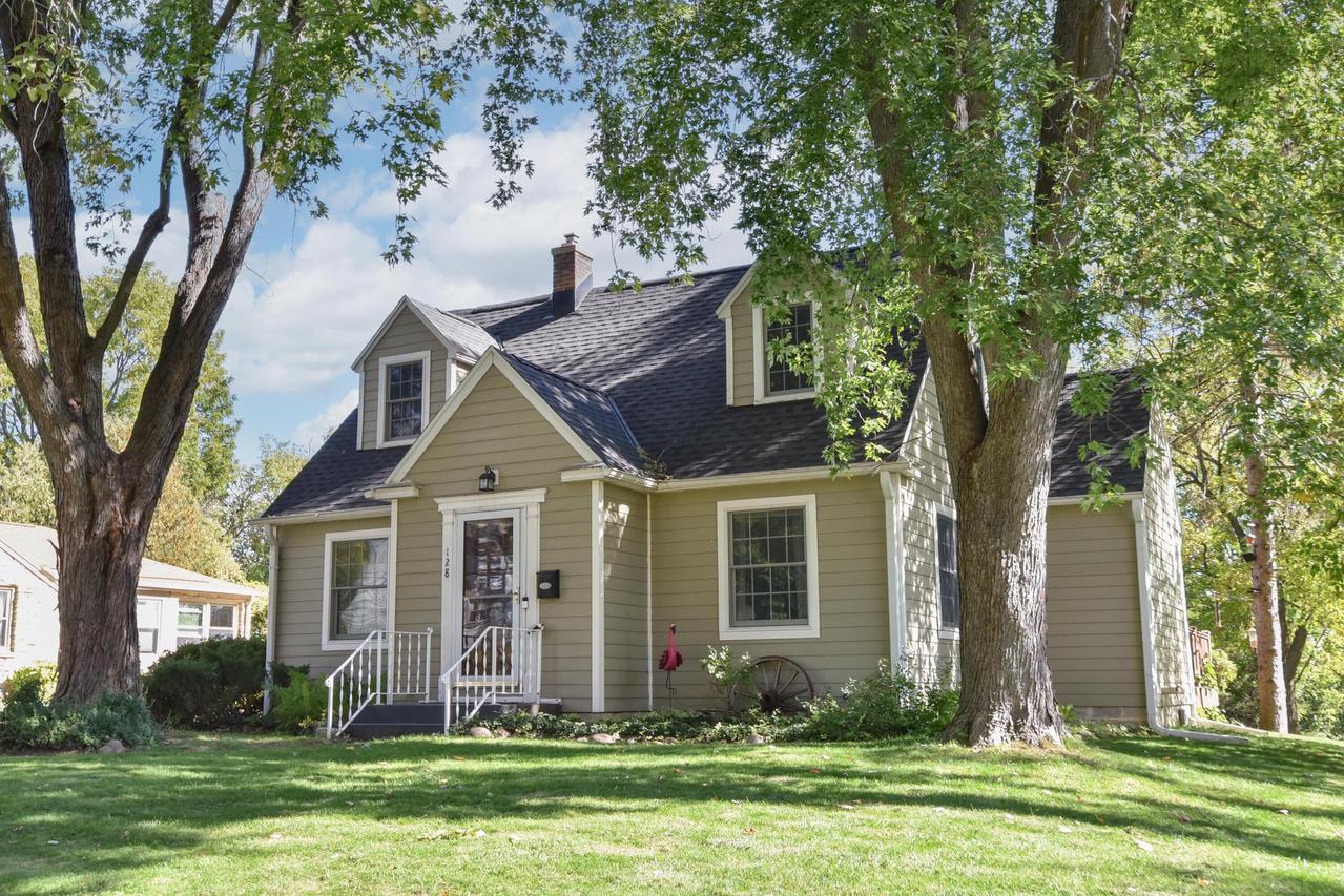 128 S Orchard St, Thiensville, WI 53092