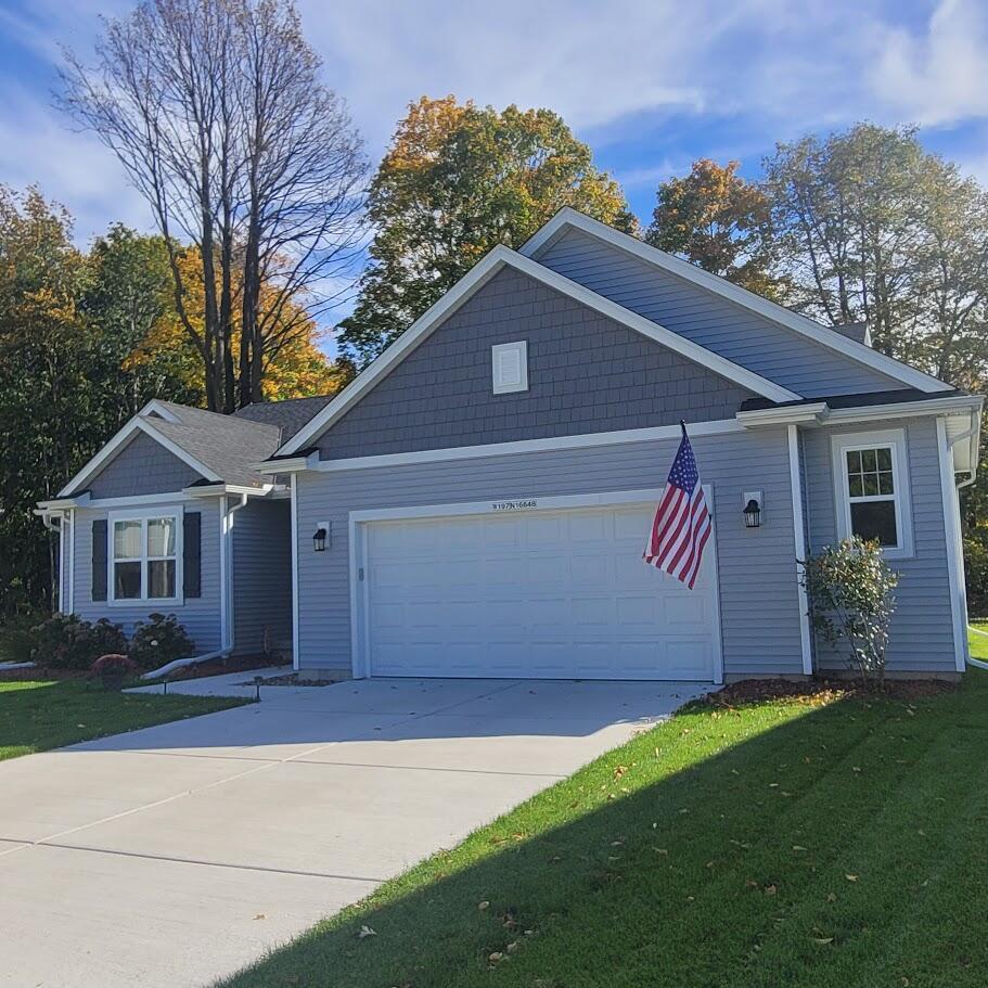 W197N16648 Ridgeway Dr, Jackson, WI 53037