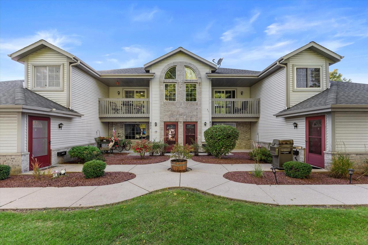 831 Quinlan Dr #H, Pewaukee, WI 53072