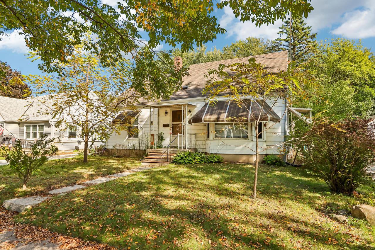 715 Elizabeth St, Oconomowoc, WI 53066