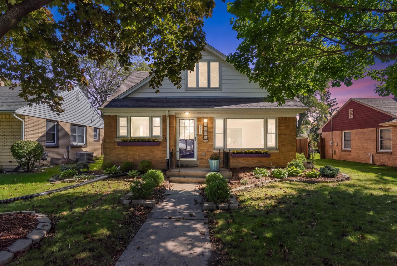 3848 N 101st St, Wauwatosa, WI 53222